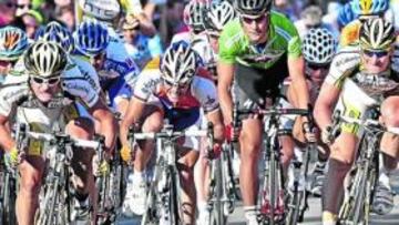 <b>SORPRESA. </b>Henderson (izq.) supera a Bozic (detrás), Freire y Greipel.