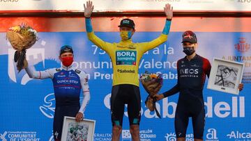 Vlasov, ganador de la Vuelta a Valencia, acompañado en el podio por Evenepoel y Carlos Rodríguez.