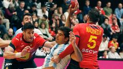 BENIDORM (ALICANTE), 07/01/2023.- El jugador de Argentina Simonet (c) luchan por el balón ante los jugadores de España Maqueda (d) y Serdio durante el partido del Torneo internacional de balonmano que España y Argentina disputan este sábado en Benidorm. EFE/ Morell
