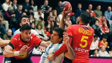 BENIDORM (ALICANTE), 07/01/2023.- El jugador de Argentina Simonet (c) luchan por el balón ante los jugadores de España Maqueda (d) y Serdio durante el partido del Torneo internacional de balonmano que España y Argentina disputan este sábado en Benidorm. EFE/ Morell