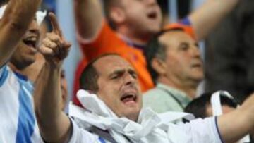 <b>FIESTA POR UNA PERMANENCIA SUFRIDA. </b>Arriba, la afición festeja el triunfo de su equipo. A la izquierda, detalle de Julio Baptista, con el torso desnudo y con la satisfacción de haber vuelto a marcar un tanto, su noveno desde que fue fichado por el Málaga.