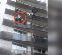 Un hombre escala en segundos un edificio para salvar la vida de un niño