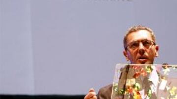 <strong>DOCUMENTOS.</strong> Los representantes españoles entregaron el informe sobre la candidatura de Madrid 2016 en la sede del COI en Suiza.