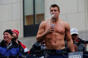 Rob Gronkowski celebra euforicamente la victoria de los Patriots. Estar ausente por lesión en la SuperBowl LI no le amilanó para celebrar a lo grande el título de su equipo.