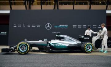 Lewis Hamilton y Nico Rosberg durante la presentación hoy en Montmeló (Barcelona) del nuevo híbrido W07 con el que la escudería pretende defender su liderazgo.