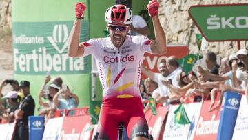 El ciclista del Cofidis Jesús Herrada celebra la victoria en la sexta etapa de la Vuelta a España 2019 con final en Ares del Maestrat.
