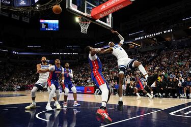 Jaden McDaniels de los Minnesota Timberwolves recibe una falta de Jalen Duren de los Detroit Pistons.