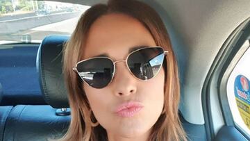 La actriz Paula Echevarría lanzando un beso desde un coche.
