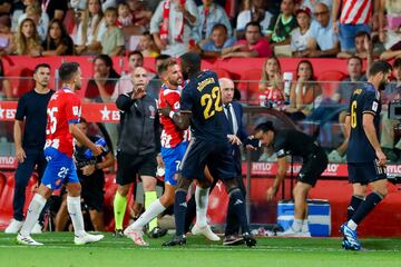 El jugador del Real Madrid, Rudiguer, trata de parar al jugador del Girona, Stuani, que se va lanzado a por Nacho cuando se retira del terreno de juego. 