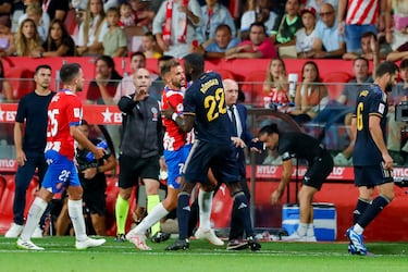 El jugador del Real Madrid, Rudiguer, trata de parar al jugador del Girona, Stuani, que se va lanzado a por Nacho cuando se retira del terreno de juego. 