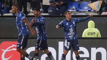 AME230. PACHUCA (MÉXICO), 17/02/2024.- Erick Sanchez (d) de Pachuca celebra un gol este sábado, durante un partido de la jornada 07 del torneo Clausura 2024 de la Liga MX, en el estadio Hidalgo de la ciudad de Pachuca, Hidalgo (México). EFE /David Martínez Pelcastre
