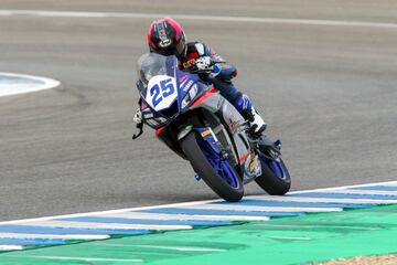 Dean Berta Viñales, de 15 años, falleció el sábado 25 de septiembre en Jerez tras verse implicado en un accidente múltiple en la séptima cita del Campeonato del Mundo FIM Supersport 300. El piloto catalán, primo de Maverick, competía con el equipo Viñales Racing Team, fundado por el padre del piloto de MotoGP. Su fallecimiento, unido a otros recientes, ha reabierto el debate de la seguridad en el motociclismo.