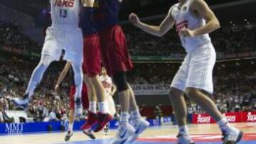 Sergio Rodríguez penetra ante la defensa de Doellman y Tomic. El Barça ganó 84-91.