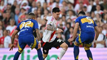 River Plate's midfielder #30 Franco Mastantuono fights for the ball with Boca Juniors' defender #32 Ayrton Costa and midfielder #05 Rodrigo Battaglia during the Argentine Professional Football League 2025 Apertura Tournament football match between River Plate and Boca Juniors at the MAS Monumental stadium in Buenos Aires on April 27, 2025. (Photo by Luis ROBAYO / AFP)