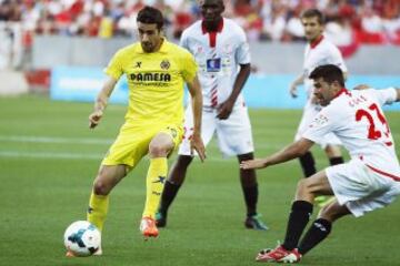 El centrocampista del Villarreal Rubén García (i) controla el balón ante el defensa del Sevilla Jorge Andújar, durante el partido correspondiente a la trigésimo sexta jornada de Liga.