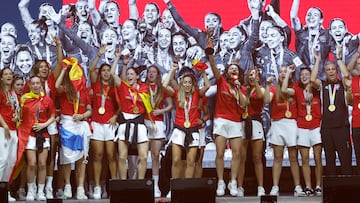 La Selección femenina, a su llegada a España tras ganar el Mundial.