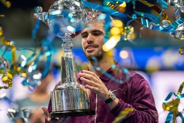 Carlos Alcaraz con el trofeo conseguido en Tokio. 