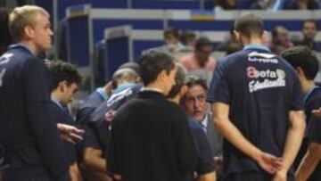 <b>CRISIS. </b>Pepu, rodeado por sus jugadores en un tiempo muerto.