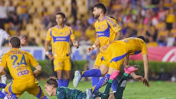 Luis Unsian of Necaxa, Juan Sanchez Piurata and Nicolas Ibanez of Tigres during the Quarter-Final second leg match between Tigres UANL and Necaxa as part of the Liga BBVA MX, Torneo Clausura 2025 at Universitario Stadium on May 11, 2025 in Monterrey, Nuevo Leon, Mexico.