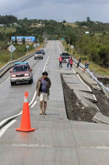 Un sismo de magnitud 7.6 en la escala de Richter se sintió a las 11:21 horas de este domingo. El epicentro fue a 67 kilómetros al noroeste de Melinka y también se percibió en las regiones del Biobío, La Araucanía, Los Ríos y Aysén. Varias carreteras quedaron dañadas