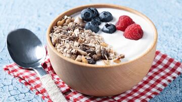 A bowl of cereal or porridge oats, fresh fruit, a full English or coffee and cake. Let’s look at the first meal of the day in different parts of the world.