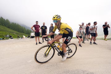Llegado el sterrato, la maglia rosa ya estaba en manos de Yates de forma virtual sacándole cada vez más tiempo a Del Toro y Carapaz.
