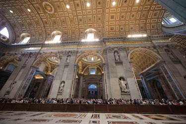 Cientos de personas esperan para despedirse del papa Francisco en la Basílica de San Pedro. 