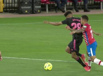 El pisot&oacute;n de Darwin Machis a Marvin en el minuto 25 del Granada-Real Madrid de LaLiga Santander.