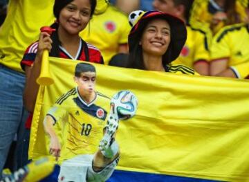 Supporters of Colombia cheers for their team before the FIFA World Cup Russia 2018 qualifier match against Argentina in Barranquilla, Colombia on November 17, 2015. AFP PHOTO / LUIS ROBAYO