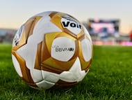 Official Ball Voit Final during the quarter-final first match between FC Juarez and Toluca as part of the Liga BBVA MX, Torneo Apertura 2025 at Olimpico Benito Juarez Stadium, on November 26, 2025 in Ciudad Juarez, Chihuahua, Mexico.