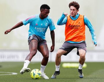 Rodrygo trata de superar a Odriozola durante el entrenamiento del Madrid de este sábado.