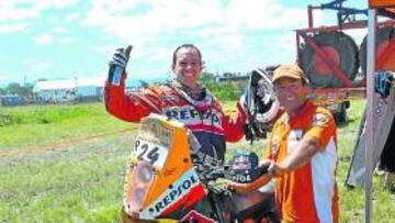 <b>CON SU PILOTO. </b>Alejandro Sanz, junto a Gerard Farrés.