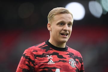 FILE PHOTO: Soccer Football - Premier League - Manchester United v Liverpool - Old Trafford, Manchester, Britain - May 13, 2021 Manchester United's Donny van de Beek during the warm up before the match Pool via REUTERS/Michael Regan