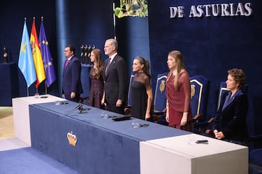 El presidente de Asturias, Adrián Barbón, la Princesa Leonor, el Rey Felipe, la Reina Letizia y la Infanta Sofía a su llegada a la ceremonia de los Premios Princesa de Asturias 2025.