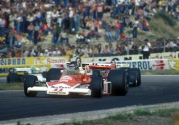 1976. James Hunt ganó el caótico Campeonato del Mundo de 1976 con el M23 arrebatándoselo a Niki Lauda por un sólo punto en la última carrera en Japón. Lauda sufrió en el antiguo Nurburgring un accidente a mitad de temporada que casi le cuesta la vida. Ese año fué Ferrari quien se llevó el título de constructores con el 312T. 