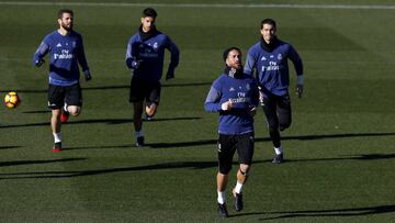 Ramos en un momento de la sesión de ayer en Valdebebas. El Madrid no viajó a Sevilla después de la sesión. Lo hace hoy a las 10:30 en avión y quedará hospedado hasta el partido en el hotel NH Collection.