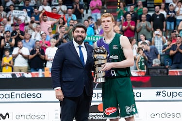 El presidente de la Región de Murcia, Fernando López Miras, entrega el trofeo de subcampeón a Alberto Díaz, del Unicaja. 