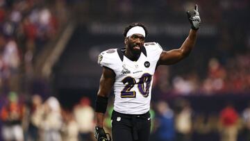 Interceptó 64 pases y siete de ellos los regresó al touchdown, incluidos los dos más largos de la historia, de 106 y 107 yardas.