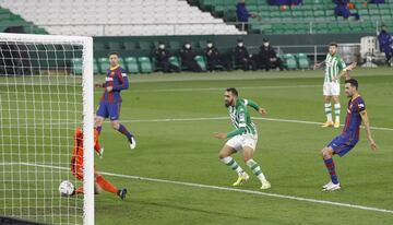 Borja Iglesias marca el 1-0 al Barcelona. 