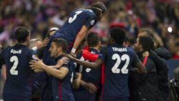 Piña rojiblanca tras el triunfo.