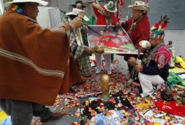 Chamanes peruanos realizan rituales al lado del Estadio Nacional de Lima. 