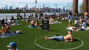 Ciudadanos de Nueva York en el Domuno Park, respetando las nuevas medidas de prevenci&oacute;n. Mayo, 2020.