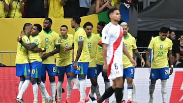 AMDEP8881. BRASILIA (BRASIL), 15/10/2024.- Rafinha (i) de Brasil celebra su gol este martes, en un partido de las eliminatorias sudamericanas el Mundial de 2026 entre Brasil y Venezuela en el estadio Mané Garrincha en Brasilia (Brasil). EFE/ Andre Borges