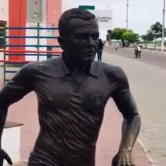 Retiran la estatua de Dani Alves en su ciudad natal