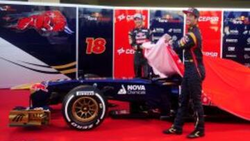 Vergne y Ricciardo destapando ayer su coche.