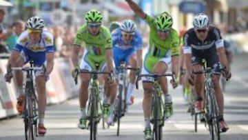 Sagan intenta frenar y Gatto levanta los brazos, pero fue el eslovaco el que entró primero en la meta.