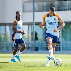 Mbappé's first day at Real Madrid: first time on the pitch, stunning dribble leaves fans in awe