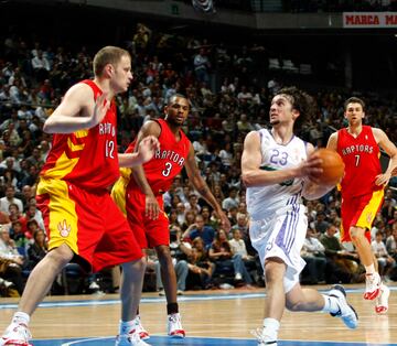 Primer triunfo el 11 de octubre de 2007. Los Toronto Raptors de José Manuel Calderón y Jorge Garbajosa cayeron en el Palacio de Deportes por 104-103. Louis Bullock, 27 tantos, y Sergio Llull, 17 con solo 19 años (fichado en mayo de ese año), fueron los héroes de la noche con Joan Plaza en el banquillo. ‘El Increíble’ causó sensación.