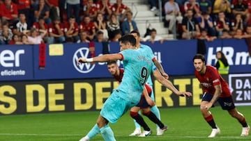 Soccer Football - LaLiga - Osasuna v FC Barcelona - El Sadar Stadium, Pamplona, Spain  - September 3, 2023 FC Barcelona's Robert Lewandowski scores their second goal from the penalty spot REUTERS/Vincent West