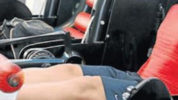 <b>GIMNASIO: MUCHAS REPETICIONES Y, ¡40 MINUTOS A 16 KM/H!Óscar entra en el Gimnasio Corpore de Porriño. Se cambia rápido de ropa. Ni en invierno se descuida el afeitado de las piernas, ¿no? "Llevo ya cuatro lásers, así que casi ni me salen pelos". En un par de horas de trabajo correrá 3 kilómetros a 12 por hora, y 40 minutos a 16 por hora. A todo tren. Luego potencia los cuádriceps con repeticiones y poco peso (15 kilos). "A los cuatros días de coger la bici ya estoy bien".